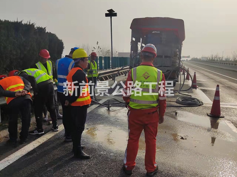 為什么公路灌漿施工隊在施工過程中要在板下堵塞？
